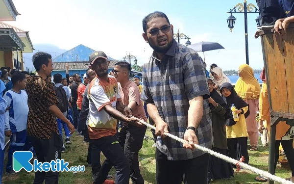 Thumbnail Berita - Hadiri Puncak Expo Yayasan Insan Kamil, Bupati Halsel Ikut Lomba Tarik Tambang