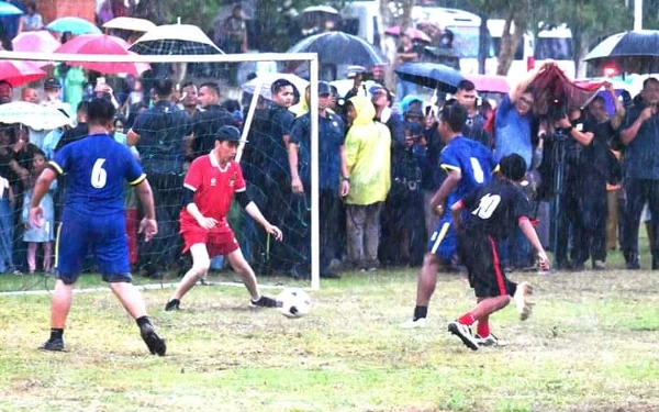 Thumbnail Berita - Sambut Lolos 16 Besar Piala Asia, Jokowi Main Bola Bareng Anak-Anak di Sleman