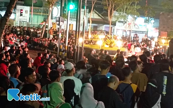 [Berita Foto] Serunya Nobar Indonesia vs Australia di Taman Informasi Jombang, Warga: Kalau Begini Bermanfaat Videotronnya