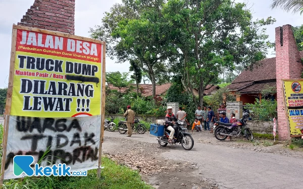 Thumbnail Berita - Geram Jalan Rusak, Ratusan Warga Desa Margourip Kediri Hadang Truk Pasir yang Melintas