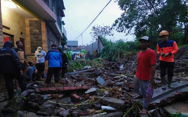 Thumbnail Tembok Hotel di Kota Batu Ambrol Akibat Banjir