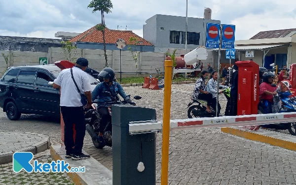 Thumbnail Warga Keluhkan Uji Coba Parkir Elektronik Gratis di Pasar Among Tani Kota Batu