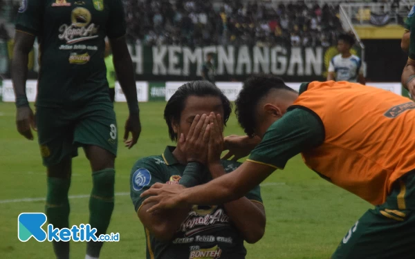 Thumbnail Berita - [Berita Foto] Atmosfer Pertandingan Persebaya vs PSIS Semarang