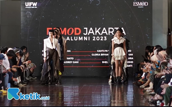 Thumbnail Tampilkan 15 Koleksi, ESMOD Jakarta Warnai UI Fashion Week 2024