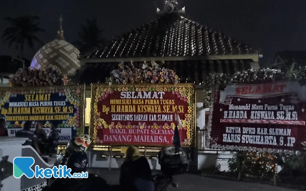 Thumbnail Ratusan Karangan Bunga Penuhi Kantor Pemkab Sleman, Sertai Purnatugas Sekda Harda Kiswaya