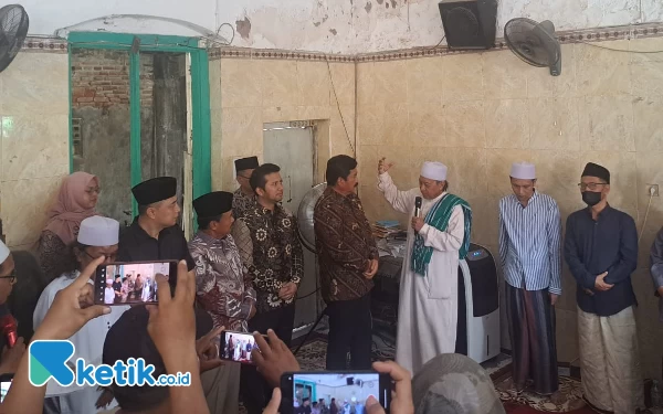 Thumbnail Berita - Menteri Hadi Tjahjanto Serahkan Sertifikat Tanah Wakaf di Ponpes An-Najiyah Sidosermo