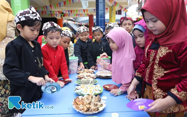 Thumbnail Berita - Bikin Gemes! Siswa-Siswi KB TK Al Muslim Kenakan Baju Guk Yuk di Hari Jadi Sidoarjo