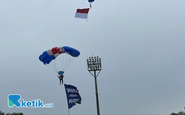 Thumbnail Atraksi Terjung Payung Kampanye Akbar di Malang Kibarkan Bendera Raksasa 'Demokrat Bersama Prabowo'