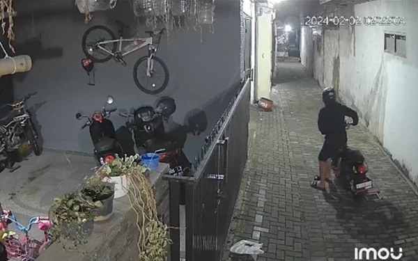 Thumbnail Maling Motor di Kota Batu Terekam CCTV, Pelaku Copot Sandal Sebelum Beraksi