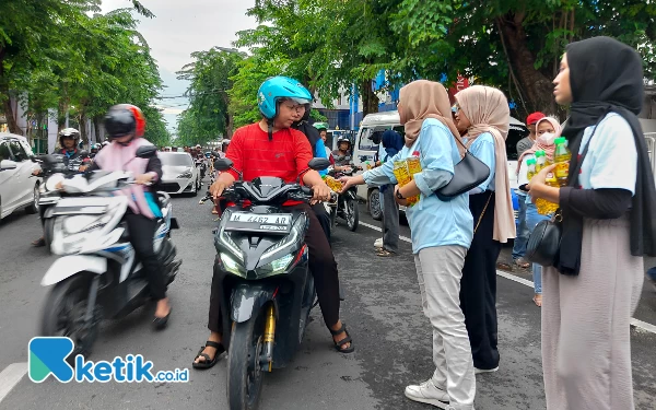 Thumbnail Berita - Relawan Prabowo-Gibran Bagi-Bagi Sembako di Pamekasan