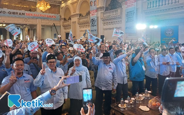 Thumbnail Meriahnya acara apel akbar relawan Prabowo-Gibran di Empiere Palace, Sabtu (3/2/2024). (Foto: Khaesar/Ketik.co.id)