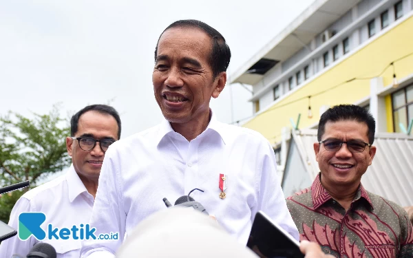 Thumbnail Jokowi Beri Iriana Hadiah Kalung Produksi Nasabah PNM Mekaar Kabupaten Bandung