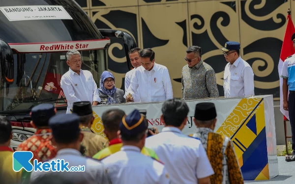 Thumbnail Resmikan Terminal Leuwipanjang Bandung, Jokowi: Keren Banget!