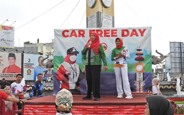 Thumbnail Berita - Wali Kota Bandar Lampung Hj Eva Dwiana Hadiri Car Free Day di Tugu Adipura