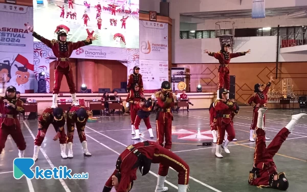 Meriah! Lomba Paskibra Festival 2024 Universitas Dinamika Diikuti Peserta Se-Jawa Timur