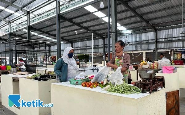 Thumbnail Pindah dari Relokasi, Pedagang di Pasar Madyopuro Akui Dagangannya Lebih Laris