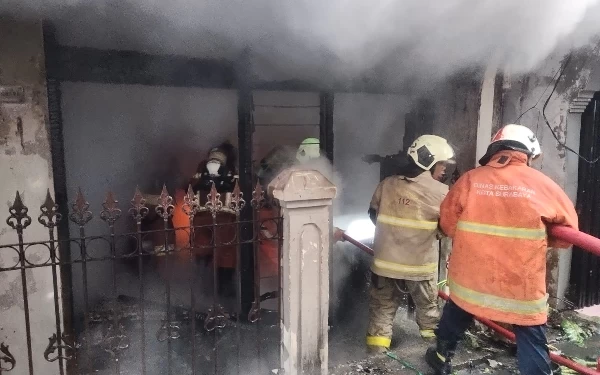 Thumbnail Sehari, Rumah di Jalan Margodadi dan Gudang Tiner Margomulyo Hangus Terbakar