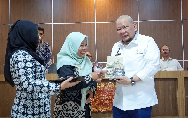 Thumbnail Ribuan Guru Jatim Lulus PPPK Terbitkan Buku, Ungkapan Terima Kasih untuk Senator LaNyalla