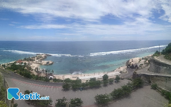 Thumbnail Menikmati Hamparan Pasir Putih dan Perbukitan Karang di Pantai Melasti Bali