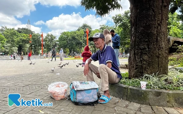 Thumbnail Berita - Kisah Miun, Menyambung Hidup dari Jualan Pakan Burung di Alun-alun Merdeka Kota Malang