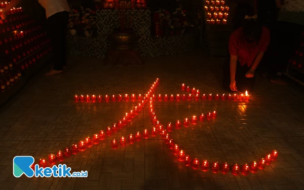 Thumbnail Penyalaan lilin pelita oleh warga keturunan Tionghua dalam perayaan tahun baru Imlek 2575 di Wihara Dharmakirti Palembang, Sabtu (10/2/2024). Penyalaan lilin tersebut sebagai bentuk kebersihan serta penerangan hati agar menerangi kehidupan selama setahun ini. Wahyu Rahmanto/Ketik.co.id