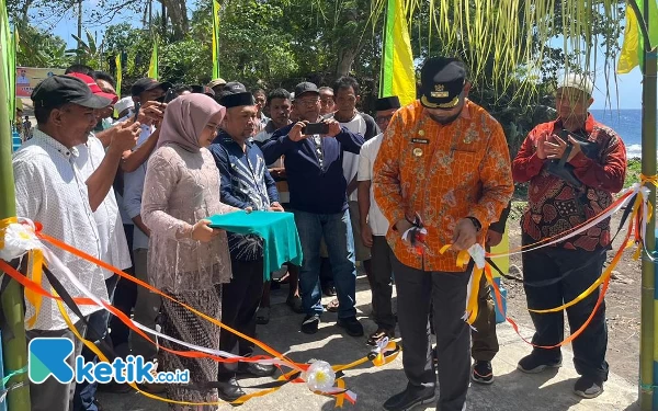 Thumbnail Berita - Penuhi Harapan Warga, Bupati Halsel Resmikan Jembatan Penghubung Mataketen Tagono