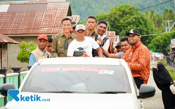 Thumbnail Berita - Blusukan Temui Warga, Bupati Halsel Bassam Berdesakan di Atas Pick Up