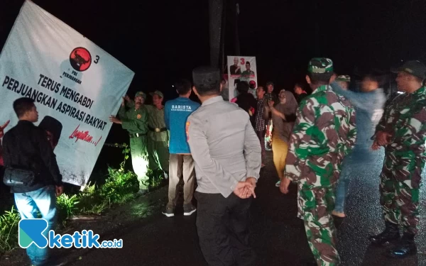 Serentak, Bawaslu dan KPU Jatim Bersihkan APK di Masa Tenang