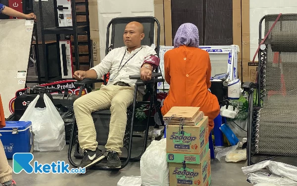 Thumbnail Berita - Peringati Bulan Kasih Sayang, Mitra 10 A Yani Gelar Donor Darah