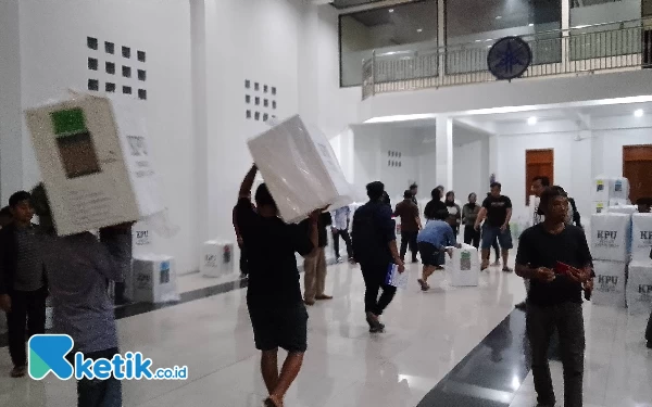 Logistik 1025 Kotak Suara Tiba, Ini Harapan Ketua PPK Sumbergempol Tulungagung