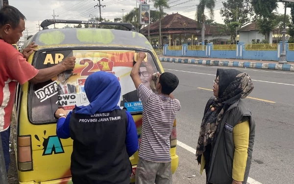 APK Menempel di Becak dan Angkot Dicopot Bawaslu Jember