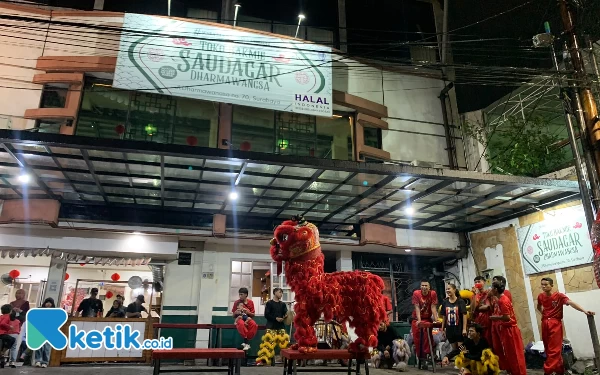 Thumbnail Berita - Festival Barongsai Warnai Perayaan Imlek di Toko Bakmie Saudagar Surabaya