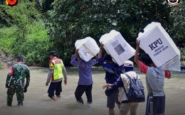 Lewati Jalan Terjal, Pengiriman Logistik Pemilu 2024  ke Dusun Terpencil di Serangpanjang Subang