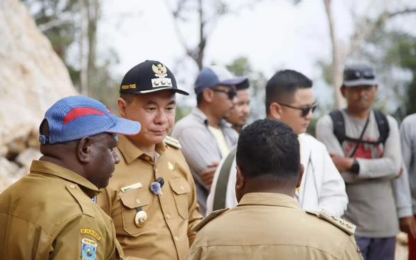 Thumbnail Berita - Apresiasi Warga Kampung Sara kepada Bupati Freddy Thie Atas Pembangunan Jalan Lobo-Wondama