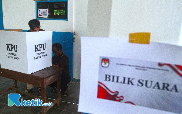 Thumbnail Penyandang dasibilatas (duduk) saat menggunakan hak pilihnya di TPS 37 Kelurahan 8 Ilir, Kecamatan Ilir Timur 3, Palembang, Rabu (14/2/2024). Dari 214 Daftar Pilih Tetap (DPT) 60 nya adalah penyandang tuna netra. Wahyu Rahmanto/ketik.co.id