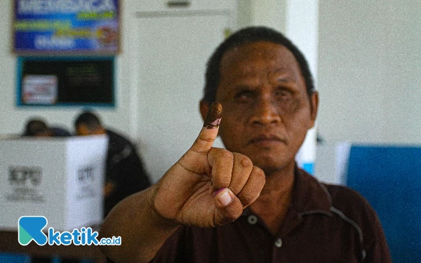 Thumbnail Penyandang dasibelitas Ahmad Yani menunjukkan tinta di jari kelingking nya tanda sudah menggunakan hak pilihnya untuk memilih Calon Presiden-Wakil Presiden, Anggota DPR RI, DPD RI, DPRD Provinsi Sumatera Selatan dan DPRD kota Palembang di TPS 37 Kelurahan 8 Ilir, Kecamatan Ilir Timur 3, Palembang, Rabu (14/2/2024). Wahyu Rahmanto/ketik.co.id