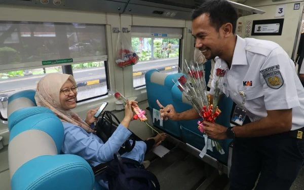 Hari Kasih Sayang, KAI Daop 8 Surabaya Beri Bunga dan Cokelat ke Pelanggan