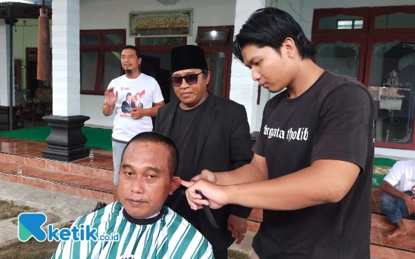 Thumbnail Wujud Rasa Syukur, Puluhan Relawan Prabowo-Gibran di Kediri Cukur Gundul