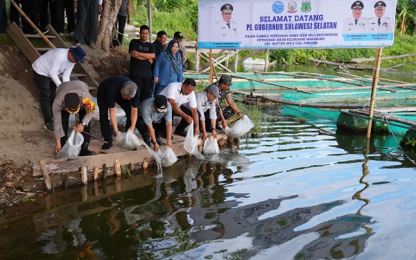 Thumbnail Berita - Kunjungi Pinrang, Pj Sulsel Lakukan Tebar Benih Ikan dan Tanam Pohon Sukun