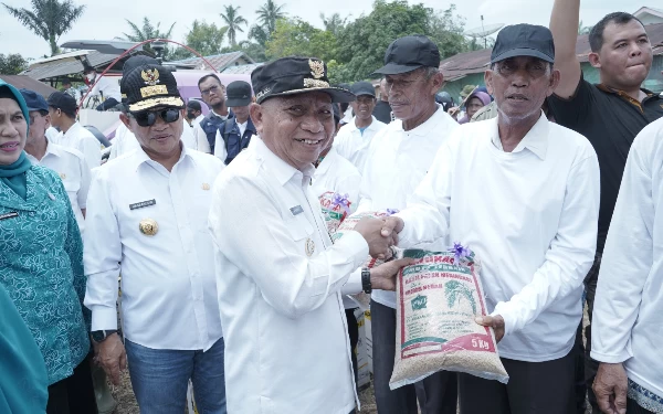 Bupati Asahan Dampingi Pj Gubernur Sumut Tanam Cabai di Desa Serdang