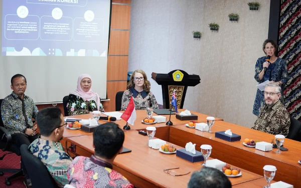 Thumbnail Berita - Khofifah Hadiri Launching Penelitian UTM, Kolaborasi Indonesia-Australia Terkait Hilirisasi Rumput Laut dan Garam