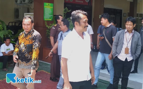 Thumbnail Berita - Langgar UU Pemilu dan Dituntut Jaksa 5 Bulan Penjara, Kades Tarik Sidoarjo Mengaku Bersalah