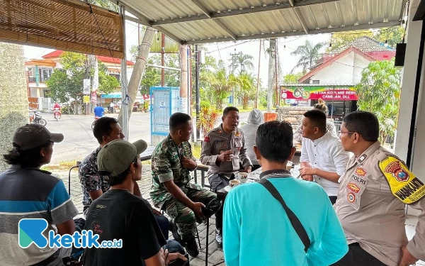 Thumbnail Jumat Curhat, Kapolsek - Danramil Kedungkandang Blusukan ke Warkop Jaring Aspirasi dan Jaga Kamtibmas Pascapemilu