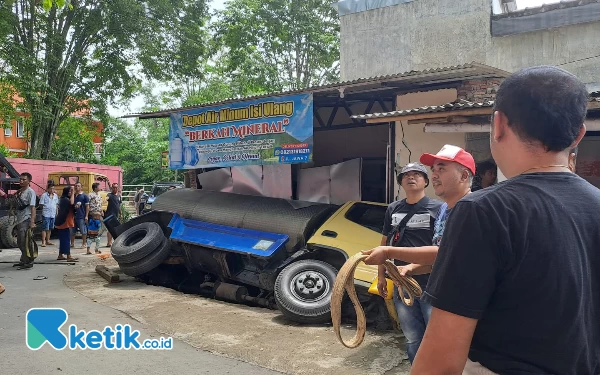 Thumbnail Truk Muatan Air Minum Terperosok di Jember, Kernet Meninggal Dunia