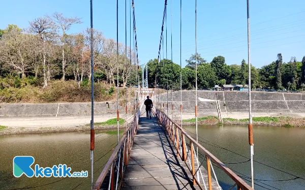 Thumbnail Jembatan Gantung Waduk Selorejo, Spot Ikonik Pengunjung untuk Berfoto