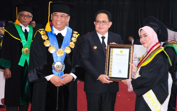 Thumbnail Di Wisuda UPN Veteran Jatim, Pj Gubernur Ajak Kampus Perkuat Daya Saing Talenta Global