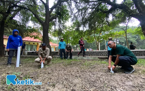 Thumbnail Berita - HSN 2024, PHIG dan DLH Kolaborasi Pasang Puluhan Biopori di Hutan Kota Bondowoso