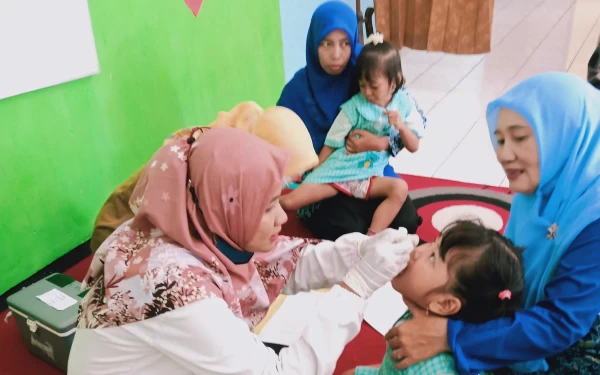 Thumbnail Cegah Polio, Khofifah Ajak Orang Tua Balita Ikuti SUB PIN Polio Tahap Dua