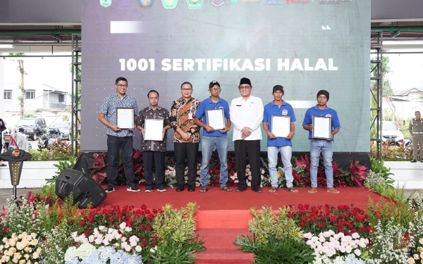 Thumbnail 1.001 Usaha di Pasar Induk Among Tani Kota Batu Dapatkan Sertifikat Halal Gratis