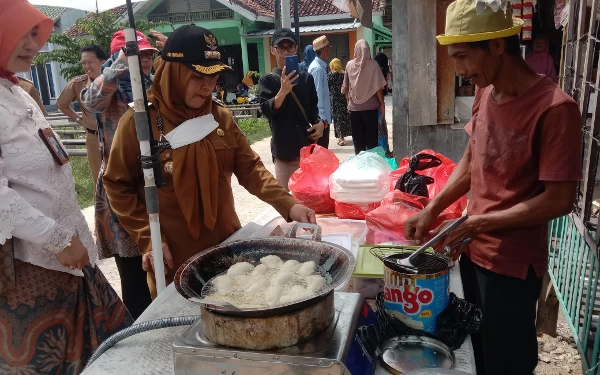 Thumbnail Berita - Wali Kota Bandar Lampung Borong Dagangan di Pulau Pasaran, Ciptakan Suasana Harmonis